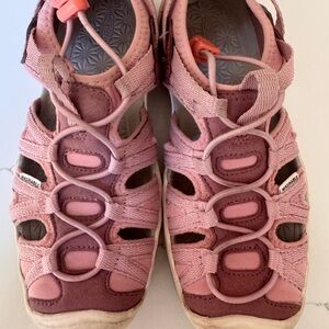 Keen kids size 1. Waterproof shoes. Great condition!